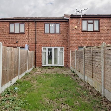 Lovely House In Dagenham / Barking With Free Parking, Wifi & Garden Exterior photo