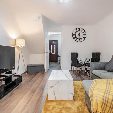 Lovely House In Dagenham / Barking With Free Parking, Wifi & Garden Exterior photo