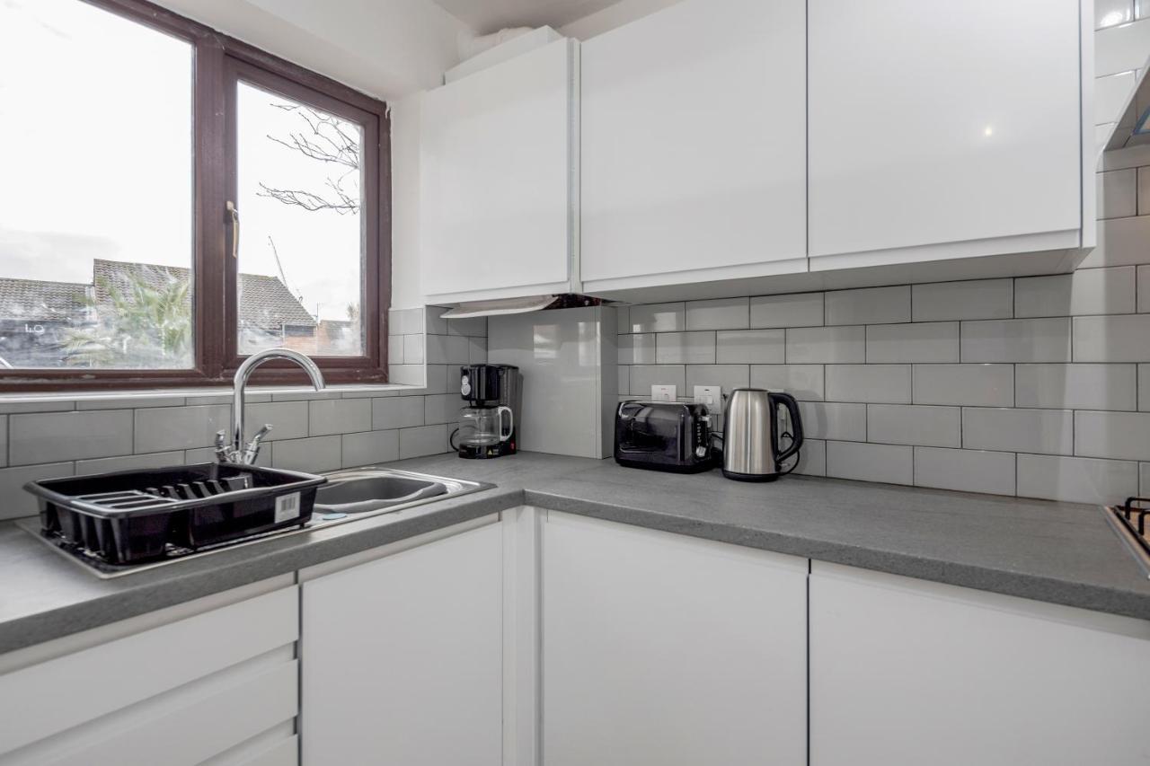Lovely House In Dagenham / Barking With Free Parking, Wifi & Garden Exterior photo