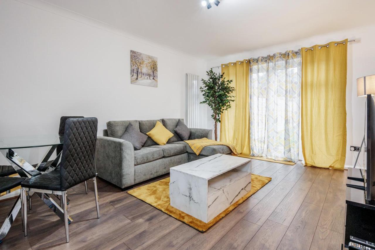 Lovely House In Dagenham / Barking With Free Parking, Wifi & Garden Exterior photo