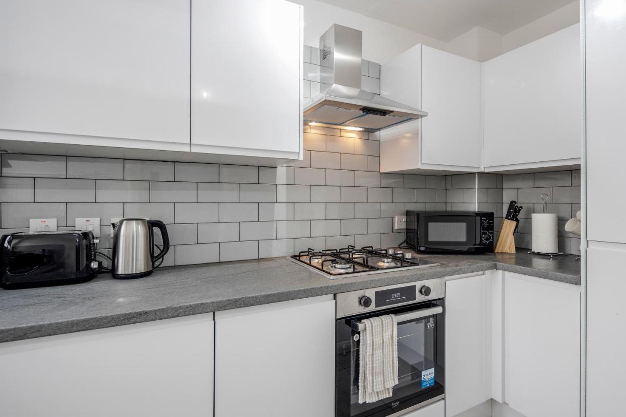 Lovely House In Dagenham / Barking With Free Parking, Wifi & Garden Exterior photo