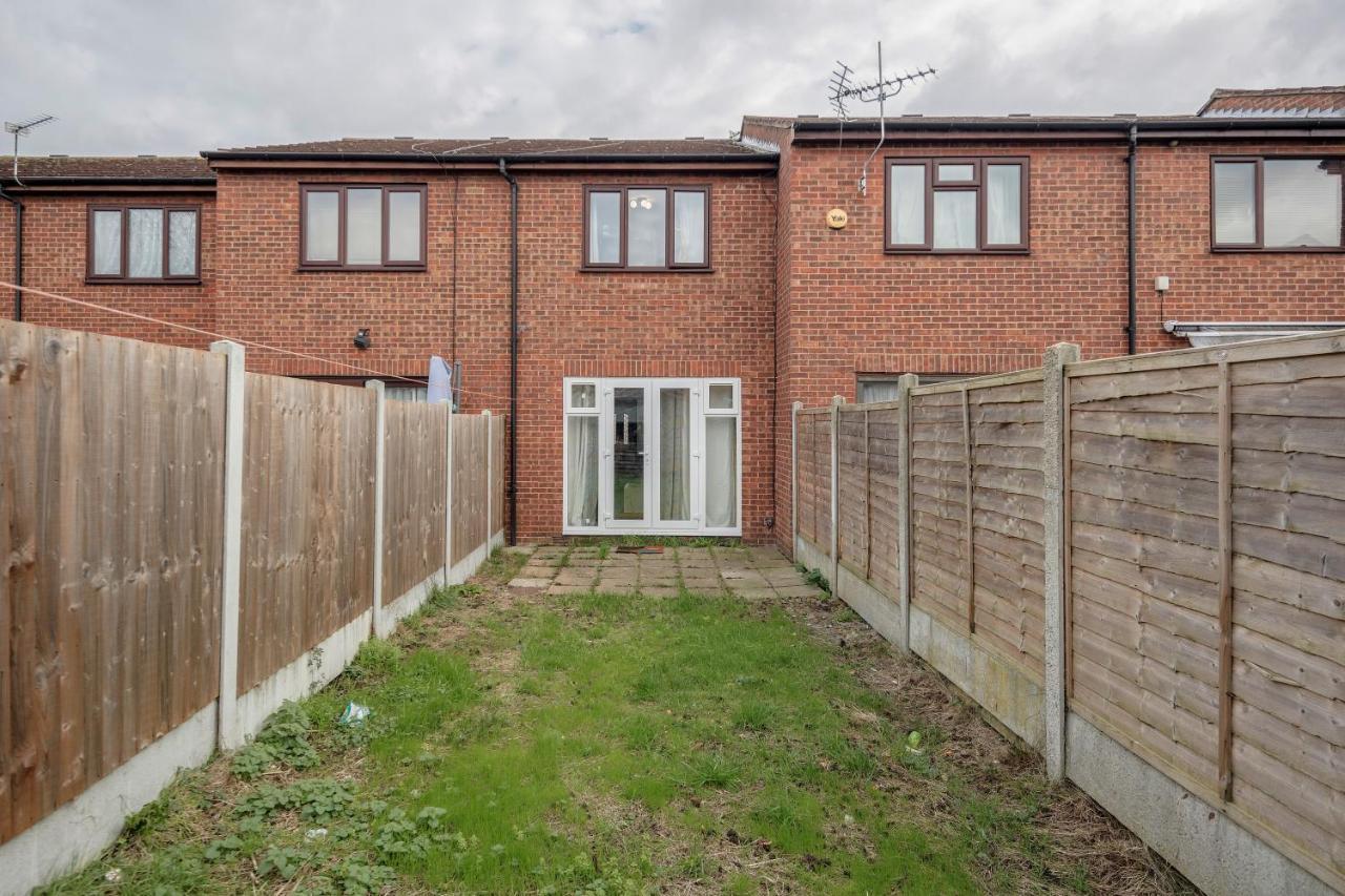 Lovely House In Dagenham / Barking With Free Parking, Wifi & Garden Exterior photo