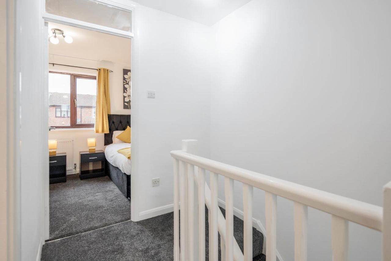 Lovely House In Dagenham / Barking With Free Parking, Wifi & Garden Exterior photo