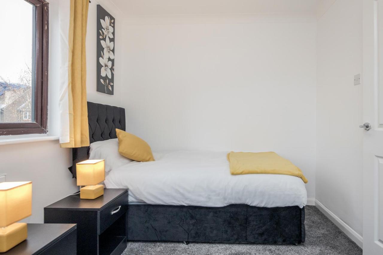 Lovely House In Dagenham / Barking With Free Parking, Wifi & Garden Exterior photo
