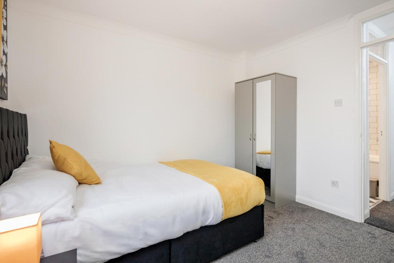 Lovely House In Dagenham / Barking With Free Parking, Wifi & Garden Exterior photo