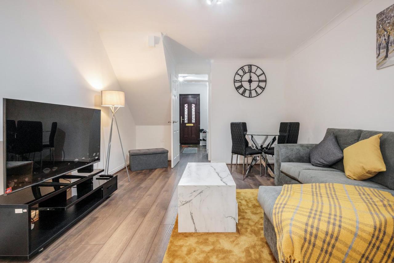 Lovely House In Dagenham / Barking With Free Parking, Wifi & Garden Exterior photo